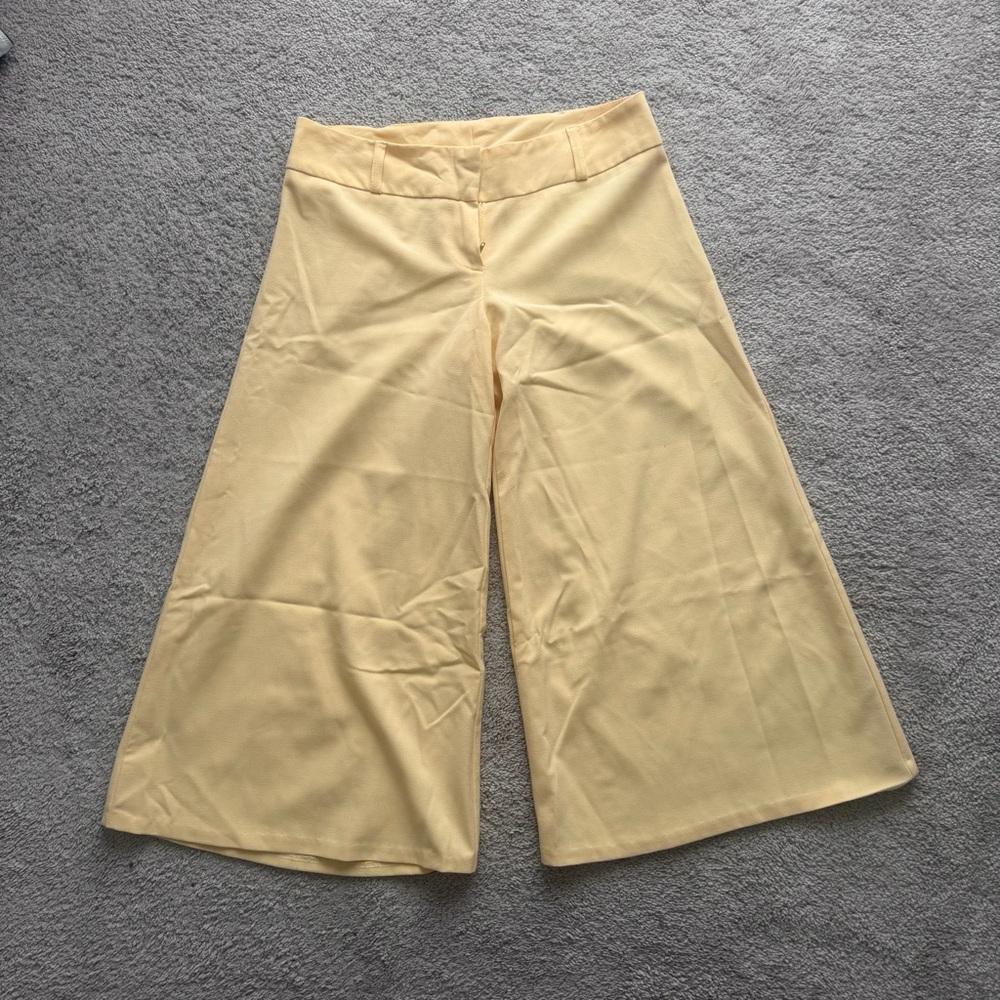 Wide Leg Cropped Pants in Pale Yellow